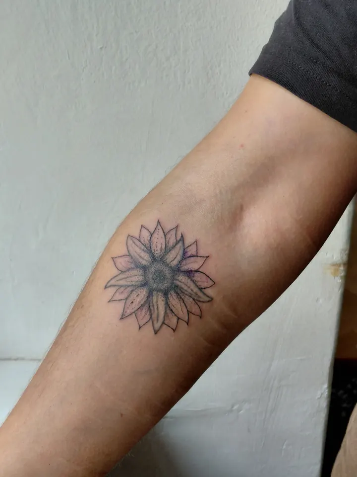 Cover-up, after: a sunflower on the forearm