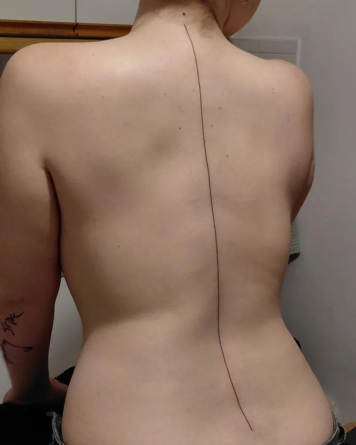 A single fine line down the spine