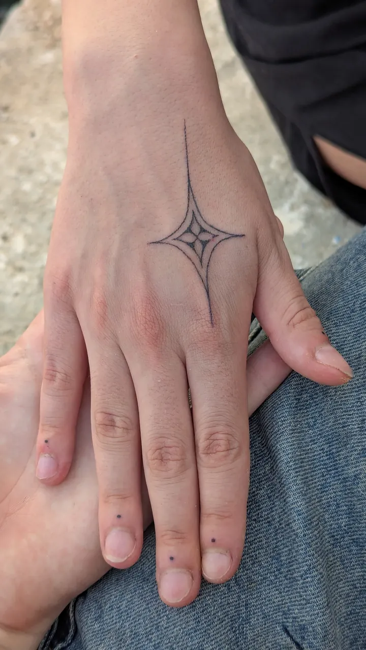 Four-pointed sparkle on the hand
