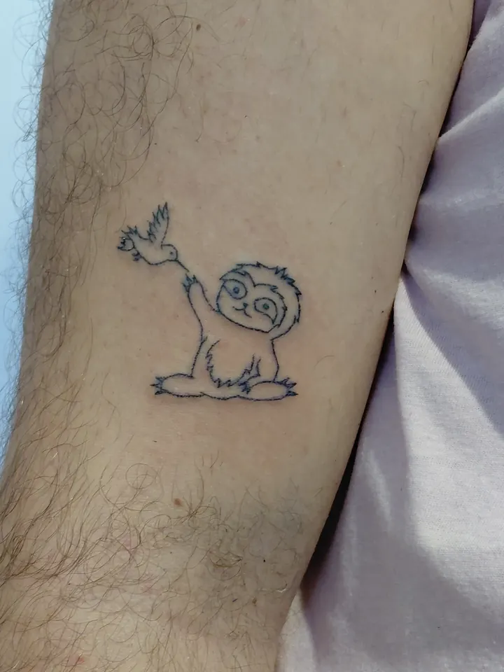 Sloth holding a little bird, fine lines on the upper arm
